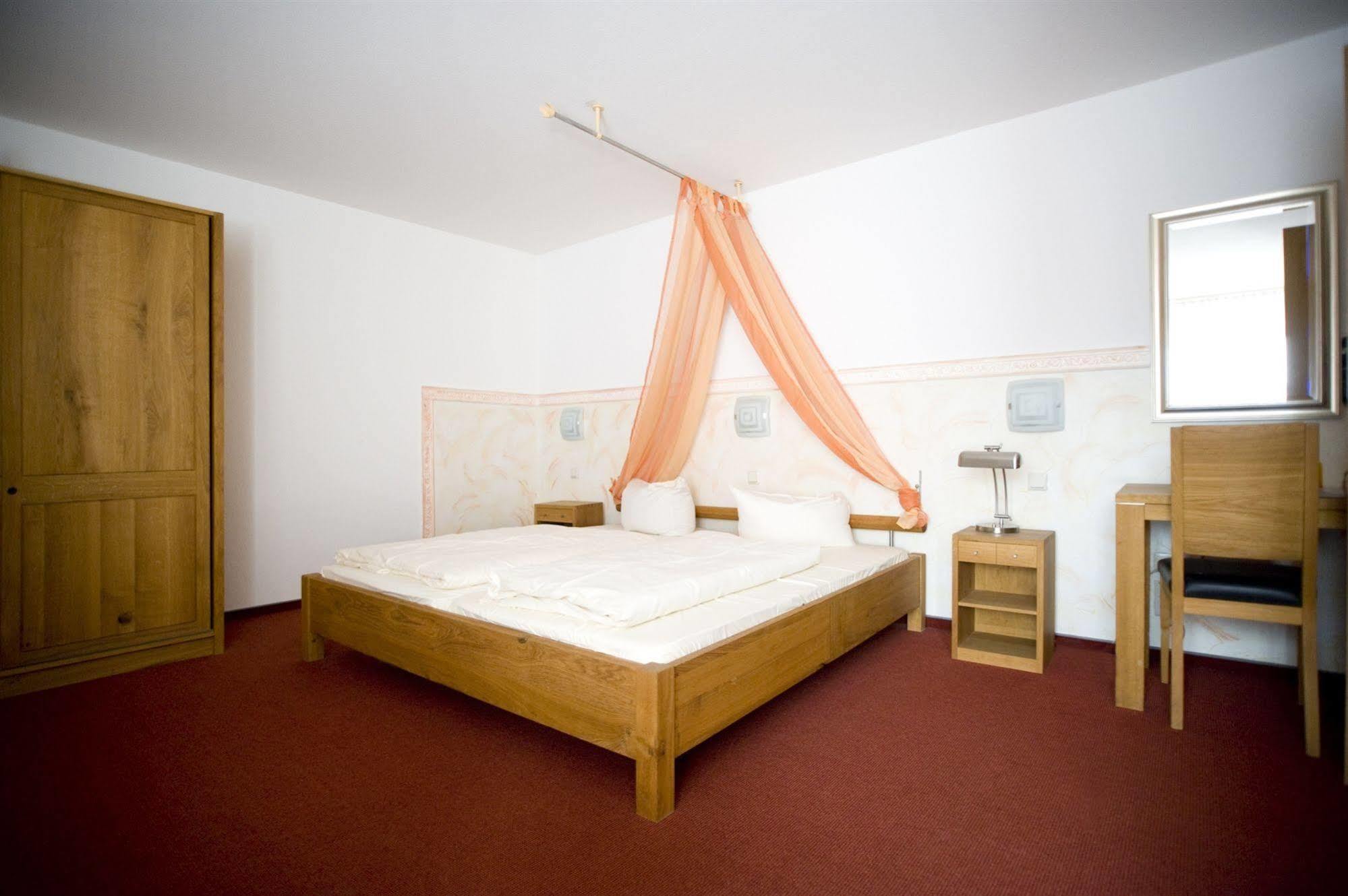 Hotel Flora ดอร์มาเกิน ภายนอก รูปภาพ